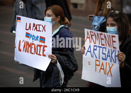 Una donna ha in mano un cartello con la scritta "Pace per l'Armenia”. Gli armeni di Tolosa hanno organizzato una marcia per gli armeni e il Nagorno-Karabakh. Volevano anche sensibilizzare il pubblico sul conflitto nel Nagorno-Karabakh. Depiste chiede dal gruppo di Minsk (Francia, Russsia e USA) un cessate il fuoco immediato per evitare una guerra più ampia nel Caucaso meridionale, la guerra tra Armenia e Azerbaigian continua ad aumentare. La Turchia, un vicolo vicino all'Azerbaigian, potrebbe essere risucchiata nel conflitto come la Russia che ha un patto di difesa con l'Armenia. L'Armenia (come la Russia e la Francia) ha anche accusato la Turchia di un coinvolgimento militare nella c Foto Stock