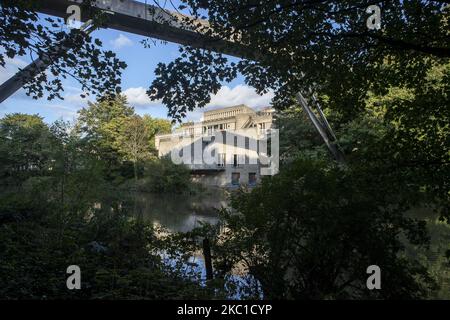 Una visione generale di Dunelm House The Student Union Building della Durham University incorniciata da Kingsgate Bridge, Durham durante un blocco locale imposto dal governo britannico nel tentativo di fermare la diffusione di COVID 19 (Foto di Mark Fletcher/MI News/NurPhoto) Foto Stock