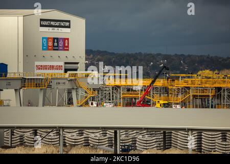 West Hyde, Regno Unito. 3rd Novembre 2022. I lavori di costruzione del collegamento ferroviario ad alta velocità HS2, compresi i segmenti di tunnel per il tunnel Chiltern, sono illustrati nella Valle di Colne. Mark Harper, il nuovo Segretario di Stato per i Trasporti, ha comunicato che il governo sta esaminando tutte le opzioni relative al progetto HS2 prima dei tagli previsti alla spesa nella dichiarazione autunnale. La fase uno tra Londra e Birmingham è prevista per l'apertura tra il 2029 e il 2033. Credit: Notizie dal vivo di Mark Kerrison/Alamy Foto Stock