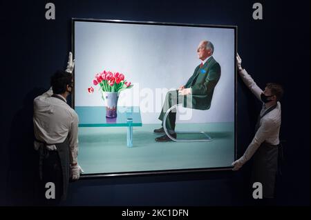 I membri dello staff hanno ritratto di Sir David Webster (1971) di David Hockney (est. £11.000.000-£18.000.000) a vantaggio della Royal Opera House di Londra durante una telefonata fotografica per il 20th° secolo: Serie di vendita da Londra a Parigi al Christie's il 09 ottobre 2020 a Londra, Inghilterra. La nuova serie di vendita, presentata congiuntamente da Christie’s London e Christie’s Paris, celebrerà il meglio dell’arte e del design impressionista, moderno, post-bellico e contemporaneo nei giorni 22 e 23 ottobre. (Foto di Wiktor Szymanowicz/NurPhoto) Foto Stock