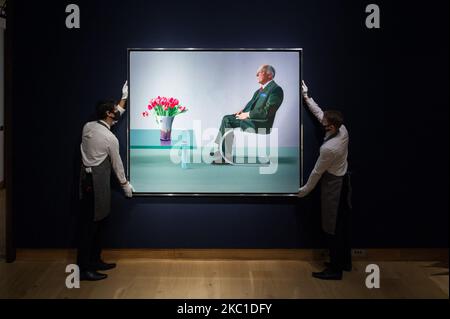 I membri dello staff hanno ritratto di Sir David Webster (1971) di David Hockney (est. £11.000.000-£18.000.000) a vantaggio della Royal Opera House di Londra durante una telefonata fotografica per il 20th° secolo: Serie di vendita da Londra a Parigi al Christie's il 09 ottobre 2020 a Londra, Inghilterra. La nuova serie di vendita, presentata congiuntamente da Christie’s London e Christie’s Paris, celebrerà il meglio dell’arte e del design impressionista, moderno, post-bellico e contemporaneo nei giorni 22 e 23 ottobre. (Foto di Wiktor Szymanowicz/NurPhoto) Foto Stock