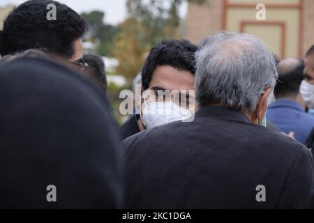 Musica classica iraniana e cantante crossover classica, Homayou Shajarian (C), figlio dell'iconico cantante iraniano maestro di musica tradizionale persiana, calligrafo persiano e attivista umanitario, Mohammad-Reza Shajarian, Indossando una maschera protettiva mentre attende la cerimonia di preghiera morta nella bara di Shajarian nel cimitero di Behesht-e-Zahra, nel sud di Teheran, il 9 ottobre 2020. (Foto di Morteza Nikoubazl/NurPhoto) Foto Stock