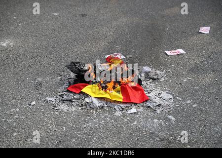 Una bandiera spagnola bruciata durante le proteste contro il re di Spagna, Felipe VI, per la sua visita a Barcellona, il 09th ottobre 2020. (Foto di Joan Valls/Urbanandsport /NurPhoto) Foto Stock