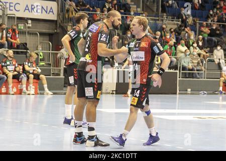 Zeljko Musa e Omar Ingi Magnusson di SC Magdeburgis a celebrano un gol durante la partita LIQUI MOLY Handball-Bundesliga tra SC Magdeburg e Frisch auf Goeppingen al GETEC-Arena il 08 ottobre 2020 a Magdeburgo, Germania. (Foto di Peter Niedung/NurPhoto) Foto Stock