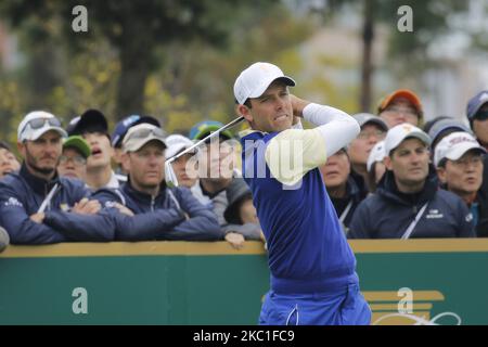 Giocatore di squadra internazionale Charl Schwartzel azione sul tee 4th durante il PGA Tour President Cup Single Match a Jack Nicklaus GC a Incheon, Corea del Sud il 11 ottobre 2015. (Foto di Seung-il Ryu/NurPhoto) Foto Stock