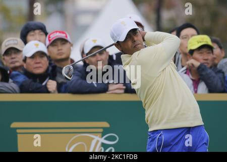Giocatore di squadra internazionale Anirban Lahiri azione sul tee 4th durante il PGA Tour President Cup Single Match a Jack Nicklaus GC a Incheon, Corea del Sud il 11 ottobre 2015. (Foto di Seung-il Ryu/NurPhoto) Foto Stock