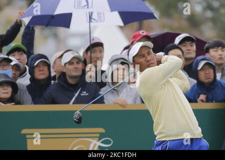 Il giocatore di squadra internazionale Thongchai Jadee si è sfidato sul tee 4th durante il PGA Tour President Cup Single Match al Jack Nicklaus GC di Incheon, Corea del Sud, il 11 ottobre 2015. (Foto di Seung-il Ryu/NurPhoto) Foto Stock