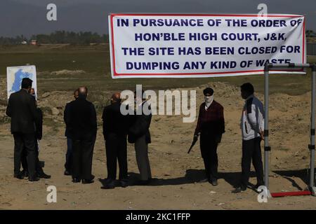 Jammu e Kashmir Chief Justice gita Mittal durante la sua visita presso il sito di Garbage dumping a Sopore, Distretto Baramulla, Jammu e Kashmir, India, il 10 ottobre 2020. (Foto di Nasir Kachroo/NurPhoto) Foto Stock