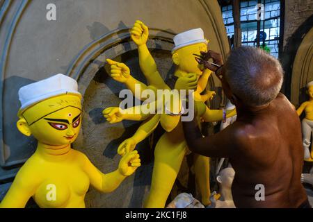 Un artigiano nel centro di Kumartuli Potters di Kolkata, dipingendo l'occhio di un idolo di Durga, a Kolkata, in India, il 10 ottobre 2020, In vista del prossimo festival Durga Puja. Un rituale e momento durante il processo di produzione dell'idolo , popolalry chiamato '' Chokhu daan ''. (Foto di Debarchan Chatterjee/NurPhoto) Foto Stock