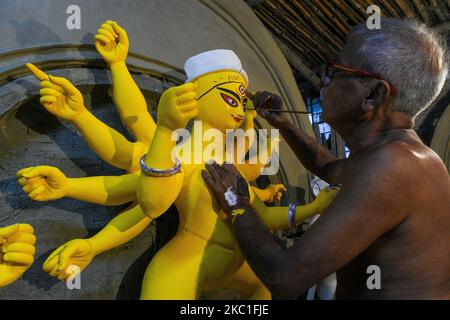 Un artigiano nel centro di Kumartuli Potters di Kolkata, dipingendo l'occhio di un idolo di Durga, a Kolkata, in India, il 10 ottobre 2020, In vista del prossimo festival Durga Puja. Un rituale e momento durante il processo di produzione dell'idolo , popolalry chiamato '' Chokhu daan ''. (Foto di Debarchan Chatterjee/NurPhoto) Foto Stock