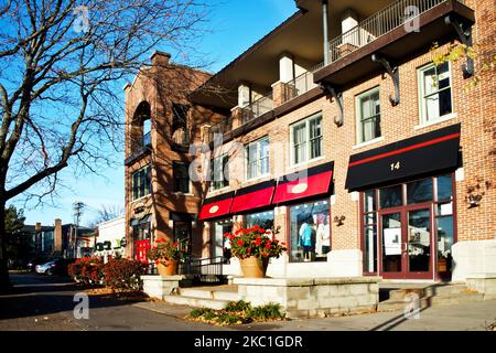 Skaneateles, New York, Stati Uniti. Novembre 4, 2022. Affascinanti negozi e boutique nel centro del villaggio di Skaneateles, New York, in uno splendido morni autunnale Foto Stock