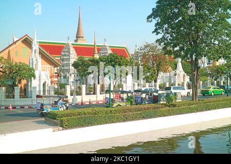 Tempio buddista Wat Ratchabophit con impressionanti mausolei di Famiglia reale Thai Vista dall'esterno, Bangkok, Thailandia Foto Stock