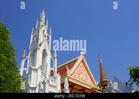 Parte degli incredibili mausolei della Famiglia reale Thai al Tempio Buddista Wat Ratchabophit a Bangkok, Thailandia Foto Stock