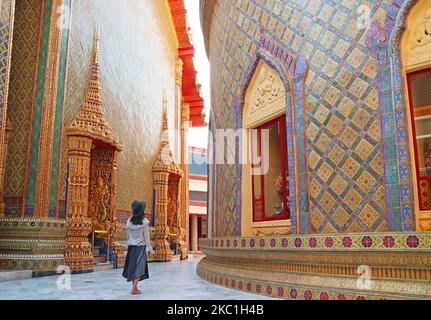 Visitatore femminile al Corridoio circolare della base della Pagoda nel Tempio Buddista di Wat Ratchabophit, Bangkok, Thailandia Foto Stock