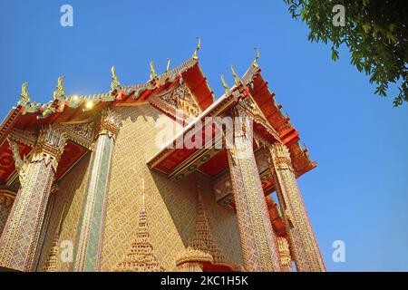 Splendida facciata della Sala dell'Assemblea del Tempio Buddista di Wat Ratchabophit a Bangkok, Thailandia Foto Stock