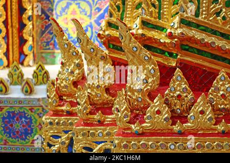 Dettagli incredibili del Tempio Buddista di Wat Ratchabophit, esterno ornato, Bangkok, Thailandia Foto Stock