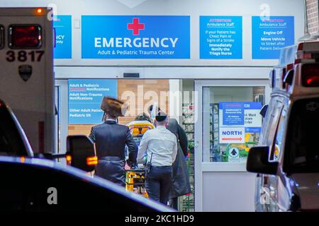 I pazienti sono visti essere fatti in giro al Maimonides Medical Center di Brooklyn. New York City continua la fase 4 della riapertura a seguito delle restrizioni imposte per rallentare la diffusione del coronavirus il 8 ottobre 2020 a New York City. La quarta fase permette di praticare arti e intrattenimento all'aperto, eventi sportivi senza tifosi e produzioni mediatiche. (Foto di John Nacion/NurPhoto) Foto Stock