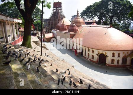 Una vista del tempio di Kamakhya dopo la riapertura al pubblico dopo un intervallo di quasi sei mesi a causa del blocco del coronavirus con alcune restrizioni, a Guwahati, il 11 ottobre 2020. (Foto di Anuwar Hazarika/NurPhoto) Foto Stock