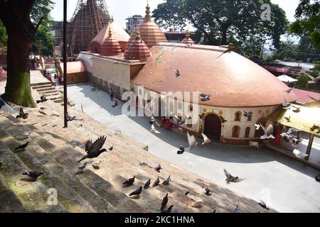 Una vista del tempio di Kamakhya dopo la riapertura al pubblico dopo un intervallo di quasi sei mesi a causa del blocco del coronavirus con alcune restrizioni, a Guwahati, il 11 ottobre 2020. (Foto di Anuwar Hazarika/NurPhoto) Foto Stock