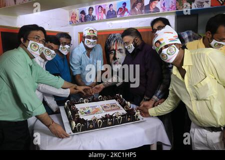 Indian Super star attore Amitabh Bachchan Fans Club membri Warring Protective attore Amitabh Bachchan foto stampata maschera torta di carting di fronte a una stella attore Amitabh Bachchan fotografie per celebrare il suo 78th ° compleanno al tempio Amitabh Bachchan a Kolkata, India il 11,2020 ottobre. Amitabh Bachchan Fans Club membri che carting la torta ,Paga Amitabh Bachchan idol, distribuisci Amitabh Bachchan foto stampata maschera facciale e Free Food distribuire a poveri people.India preferito star del film e Bollywood leggenda, Bachchan - che è noto come il 'The Big B' che hanno più di 3,5 milioni di seguaci Twitter è trea Foto Stock