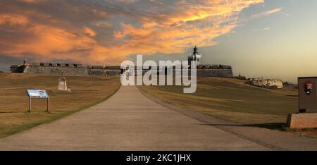 Una panoramica del castello di San Felipe del Morro a San Juan, Porto Rico catturato al tramonto Foto Stock