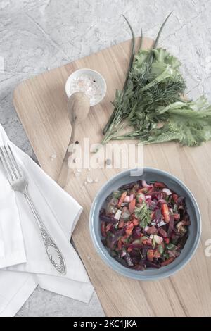 Vinaigrette con barbabietole e verdure bollite, insalata tradizionale russa fatta in casa. Cibo sano con verdure per la nutrizione dietetica vegetariana. Vi Foto Stock