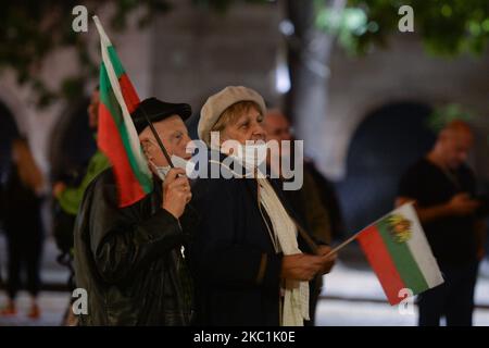 Manifestanti visti con bandiere nazionali bulgare. I bulgari hanno manifestato a Sofia per 95 sere consecutive, chiedendo le dimissioni del primo ministro Boyko Borissov e del procuratore generale Ivan Geshev. Domenica 11 ottobre 2020 a Sofia, Bulgaria. (Foto di Artur Widak/NurPhoto) Foto Stock