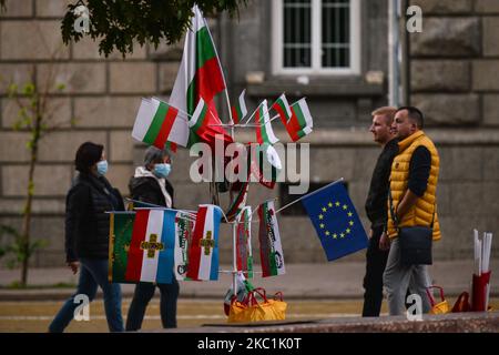 Uno stand con bandiere bulgare e UE. I bulgari hanno manifestato a Sofia per 95 sere consecutive, chiedendo le dimissioni del primo ministro Boyko Borissov e del procuratore generale Ivan Geshev. Domenica 11 ottobre 2020 a Sofia, Bulgaria. (Foto di Artur Widak/NurPhoto) Foto Stock