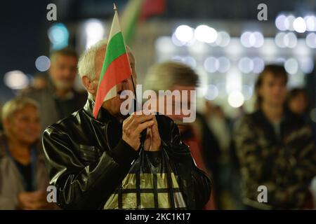 Un manifestante detiene una bandiera nazionale bulgara. I bulgari hanno manifestato a Sofia per 95 sere consecutive, chiedendo le dimissioni del primo ministro Boyko Borissov e del procuratore generale Ivan Geshev. Domenica 11 ottobre 2020 a Sofia, Bulgaria. (Foto di Artur Widak/NurPhoto) Foto Stock