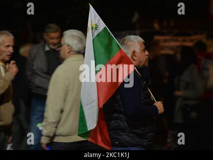 Un protester porta una bandiera nazionale bulgara. I bulgari hanno manifestato a Sofia per 95 sere consecutive, chiedendo le dimissioni del primo ministro Boyko Borissov e del procuratore generale Ivan Geshev. Domenica 11 ottobre 2020 a Sofia, Bulgaria. (Foto di Artur Widak/NurPhoto) Foto Stock