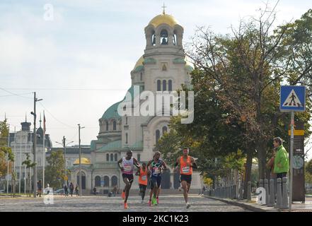 (L-R) Viccor Chelokoi del Kenya, Mohamed Ali dei Paesi Bassi e Youssef Sbaai del Marocco, guidano la gara di maratona accanto alla Cattedrale Saint Aleksandar Nevski, durante la 37th edizione della Maratona di Sofia. Domenica 11 ottobre 2020 a Sofia, Bulgaria. (Foto di Artur Widak/NurPhoto) Foto Stock