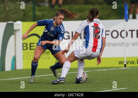 Molly SHARPE di Durham Women in azione con Lizzie WALDIE di Crystal Palace durante la partita di fa Women's Championship tra il Durham Women FC e il Crystal Palace di Maiden Castle, Durham City, domenica 11th ottobre 2020. (Foto di Mark Fletcher/MI News/NurPhoto) Foto Stock