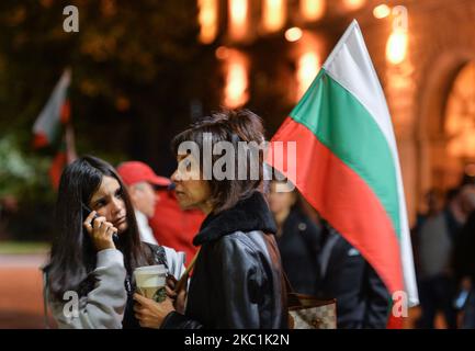 Un manifestante detiene una bandiera nazionale bulgara. I bulgari hanno manifestato a Sofia per 95 sere consecutive, chiedendo le dimissioni del primo ministro Boyko Borissov e del procuratore generale Ivan Geshev. Domenica 11 ottobre 2020 a Sofia, Bulgaria. (Foto di Artur Widak/NurPhoto) Foto Stock