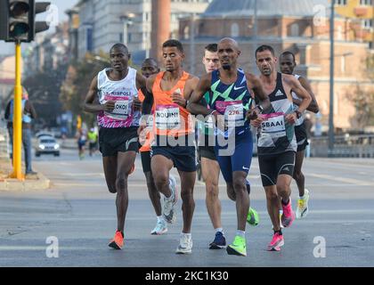 (L-R) Viccor Chelokoi del Kenya, Youssef Sbaai del Marocco, Mohamed Ali dei Paesi Bassi e Raduan Nouini del Marocco, guidano la maratona, durante la 37th° edizione della maratona di Sofia. Domenica 11 ottobre 2020 a Sofia, Bulgaria. (Foto di Artur Widak/NurPhoto) Foto Stock