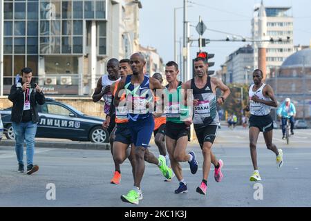 (L-R) Viccor Chelokoi del Kenya, Youssef Sbaai del Marocco, Mohamed Ali dei Paesi Bassi, Prauau Uladzislau della Bulgaria e Raduan Nouini del Marocco, guidano la gara di maratona, durante la 37th edizione della maratona di Sofia. Domenica 11 ottobre 2020 a Sofia, Bulgaria. (Foto di Artur Widak/NurPhoto) Foto Stock