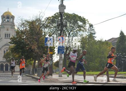 (R-L) Youssef Sbaai del Marocco, Mohamed Ali dei Paesi Bassi, Viccor Chelokoi del Kenya e Raduan Nouini del Marocco, guidano la gara maratona accanto alla Cattedrale di Saint Aleksandar Nevski, durante la 37th edizione della Maratona di Sofia. Domenica 11 ottobre 2020 a Sofia, Bulgaria. (Foto di Artur Widak/NurPhoto) Foto Stock