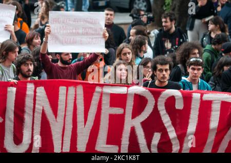 Roma, Italia. 04th Nov 2022. 03/11/2022 Roma, sfilata organizzata dagli studenti della Sapienza della Facoltà di Scienze politiche a seguito degli scontri con la polizia del 25 ottobre, ps la foto può essere utilizzata nel rispetto del contesto in cui è stata scattata, E senza intento diffamatorio del decoro delle persone rappresentate credito: Independent Photo Agency/Alamy Live News Foto Stock