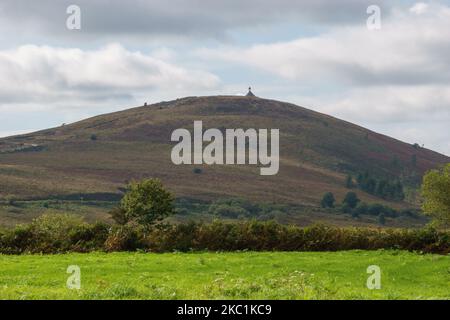 La collina Mont Saint Michel de Brasparts con cappella in cima in un giorno di sole autunno, Parc Naturel Regional d'Armorique, Bretagna, Francia Foto Stock