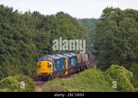 Una coppia di locomotive diesel DRS classe 37 numeri 37087 e 37229 che lavorano un treno a fiasche a Polhill il 16th luglio 2009. Foto Stock