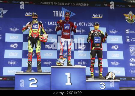 Matteo Grattarola (campione Mondiale 1-Trial 2), Alexandre Ferrer (2), Toby Martin (3) durante la cerimonia di premiazione del Campionato Mondiale di prova Hertz FIM (Trial 2) sul circuito di Moto Club Lazzate il 11 ottobre 2020 a Lazzate (MB), Italia. (Foto di Massimiliano Ferraro/NurPhoto) Foto Stock