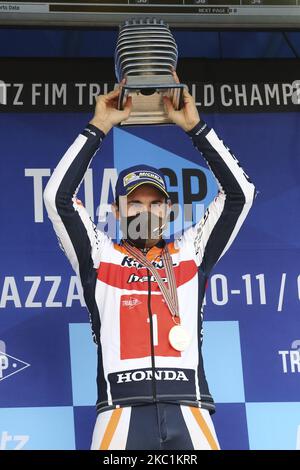 Toni Bou del team Repson Honda (Montesa / Trial GP) solleva il trofeo di campione del mondo Trial GP durante la cerimonia di premiazione del Campionato del mondo di prova Hertz FIM sul circuito di Moto Club Lazzate il 11 ottobre 2020 a Lazzate (MB), Italia. (Foto di Massimiliano Ferraro/NurPhoto) Foto Stock