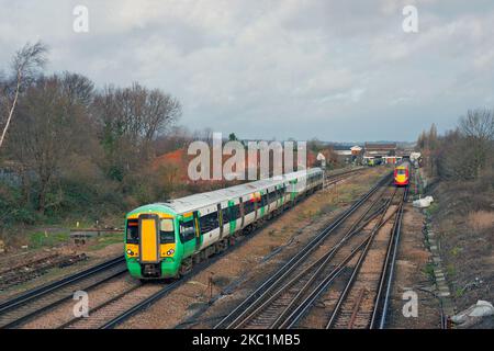 Una coppia di unità elettriche multiple di classe 377 Electrostar numeri 377111 e 377422 che operano un servizio di Southern Railway a Gatwick. Foto Stock