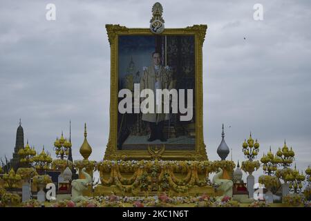 Ritratto del defunto re tailandese Bhumibol Adulyadej, durante la cerimonia ufficiale che segna il 4th° anniversario della sua morte, di fronte al Grand Palace di Bangkok, Thailandia 13 ottobre 2020. (Foto di Anusak Laowilas/NurPhoto) Foto Stock