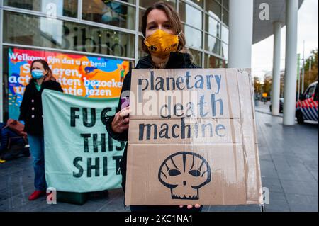 Ottobre 12th, l'Aia. Poiché una manifestazione contro il rapporto tra Shell e il Ministero dell'economia è stata proibita dal sindaco dell'Aia, un gruppo di dimostranti climatici si riunisce di fronte al municipio per pronunciarsi contro le restrizioni imposte. Gli organizzatori sottolineano ancora una volta che la dimostrazione rientrerebbe nelle linee guida della corona della RIVM. (Foto di Romy Arroyo Fernandez/NurPhoto) Foto Stock