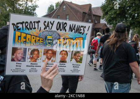 Un protestante ha un segno che fa riferimento a varie vittime della violenza della polizia che hanno vissuto nella metropoli di Detroit. Venerdì 9 ottobre, 2020 Detroit si respirerà marciato per le strade del sud-ovest di Detroit per chiedere che le accuse vengano abolite e che la polizia sia responsabile per i cittadini che sono stati accolti con violenza nelle mani del Dipartimento di polizia di Detroit durante le riprese e chiedendo il numero di badge durante un arresto che si è verificato La sera del 26th settembre. Mentre il detenuto iniziale veniva assaggiato, macellato e punito ripetutamente nei pressi di Livernois e Otis, Darius Bell richiedeva i nomi degli ufficiali A. Foto Stock