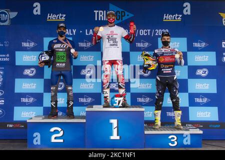 (L-R) Gael Chatagno Electric Motion Team , Albert Cabestany gas Team, Julien Perret Electric Motion Team festeggiano sul podio durante i Campionati Mondiali FIM Trial-e Cup Lazzate, Italia, il 11 ottobre 2020. (Foto di massimo Bertolini/NurPhoto) Foto Stock