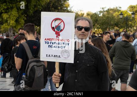 Un uomo tiene una bandiera con l'iscrizione Unwanted The Hawk of the War. la marcia di protesta si è svolta sulle strade della città di Salonicco in Grecia contro la visita ufficiale del segretario di Stato americano Mike Pompeo o ufficialmente Michael Richard Pompeo come parte della sua visita in Grecia. Anti-Pompeo, Anti-US e Anti-NATO o iscrizioni che dicono Pompeo Go Gome su striscioni sono stati tenuti da manifestanti seguendo gli stessi slogan da vari gruppi comunisti, di sinistra, organizzazioni, sindacati o studenti ecc che hanno partecipato. Di fronte al consolato americano, una bandiera americana fatta a mano è stata incollata così pepita Foto Stock