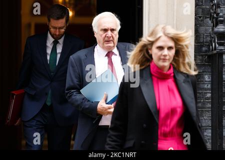 Sir Edward Lister (C), consigliere strategico capo del primo ministro britannico Boris Johnson lascia 10 Downing Street con il consigliere speciale Cleo Watson (R) e il capo del servizio civile Simon Case (L) per la riunione settimanale del gabinetto presso l'Ufficio degli esteri, del Commonwealth e dello sviluppo (FCDO) a Londra, Inghilterra, Il 13 ottobre 2020. (Foto di David Cliff/NurPhoto) Foto Stock