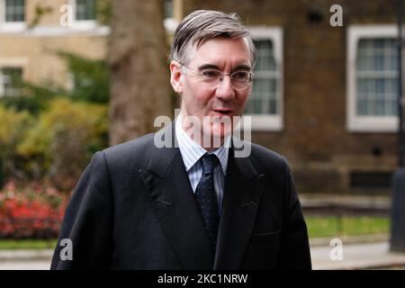 Signore Presidente del Consiglio e leader della Camera dei Comuni Jacob Rees-Mogg, deputato del Partito conservatore per il Nord Est Somerset, arriva a Downing Street per la riunione settimanale del gabinetto presso l'Ufficio degli Esteri, del Commonwealth e dello sviluppo (FCDO) a Londra, Inghilterra, il 13 ottobre 2020. (Foto di David Cliff/NurPhoto) Foto Stock