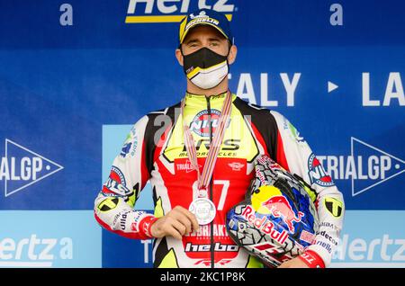 Adam Raga Sans TRRS Team (medaglia d'argento) festeggia sul podio durante i Campionati del mondo FIM TrialGP di Lazzate, Italia, il 11 ottobre 2020. (Foto di massimo Bertolini/NurPhoto) Foto Stock